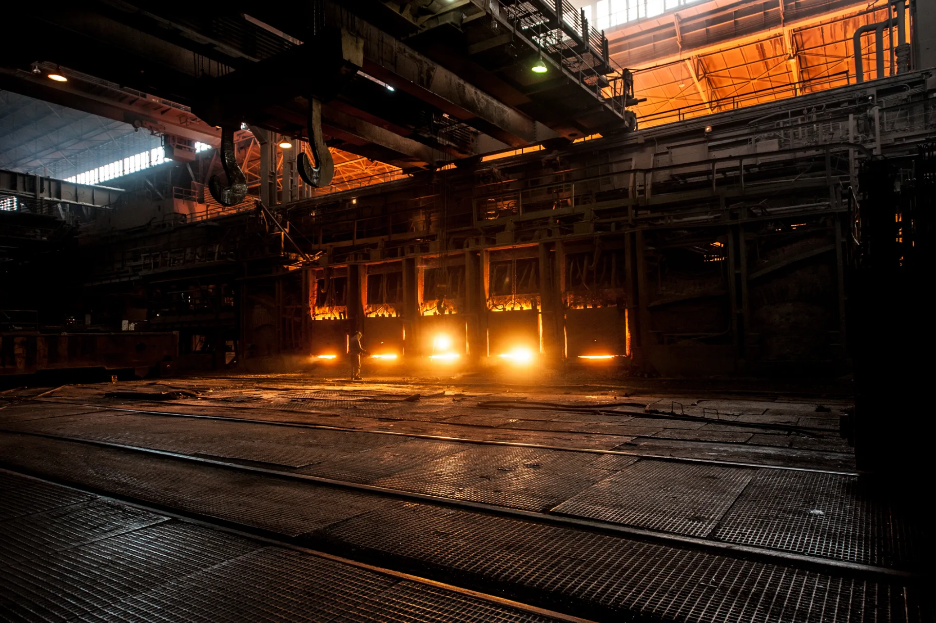 Nave industrial con hornos de fundición